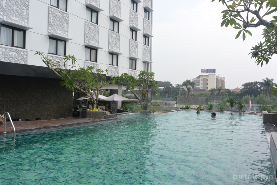 Kolam Renang Hotel Neo Malioboro - Delapankata 3
